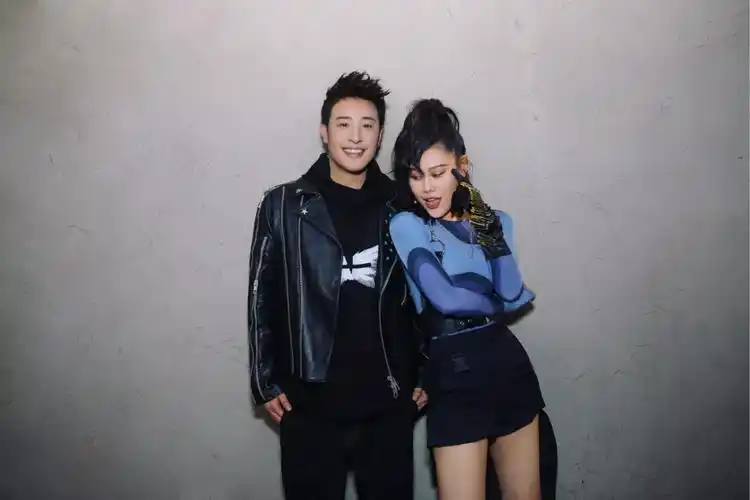 潘玮柏《moonlight》mv首播 袁娅维再度跨刀出演