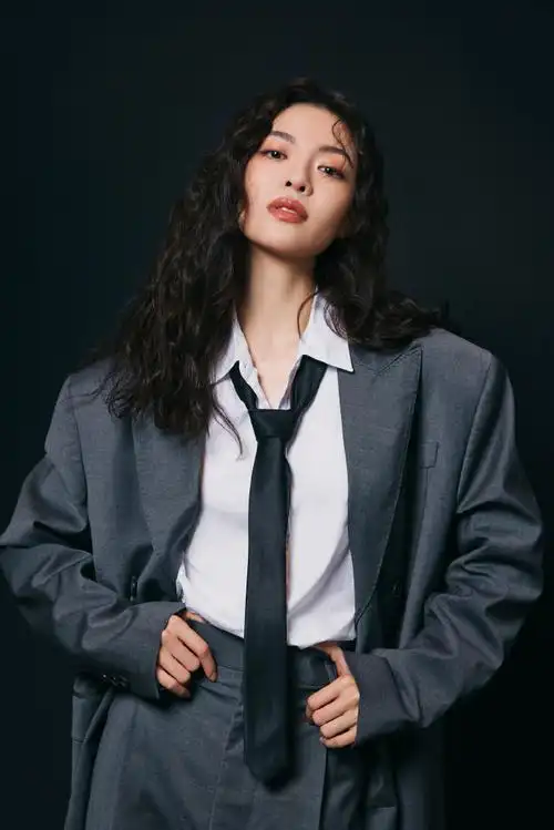 钟楚曦超话亮相#电视剧品质盛典#look 1白色连衣裙 from georges