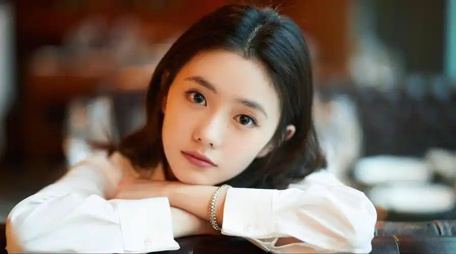 京圈公主之争:关晓彤稳坐一线,李庚希演技受质疑难逃"资源咖"标签