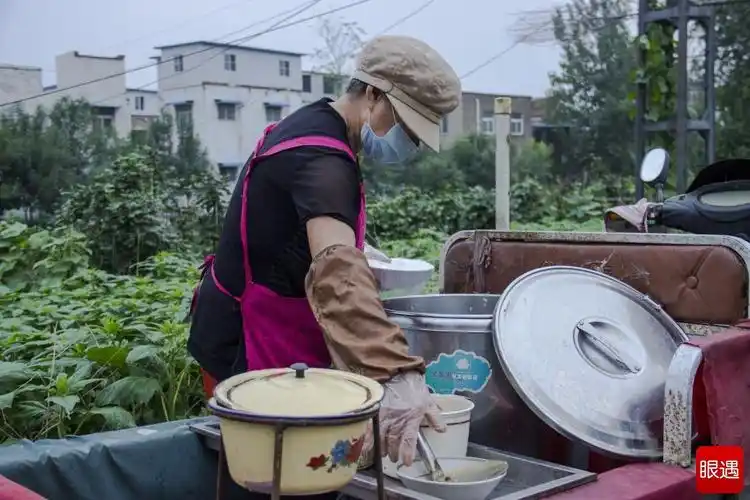 早起在路边卖豆浆的阿姨,一丝不苟的神情令人心动;十里长街,绵延的不