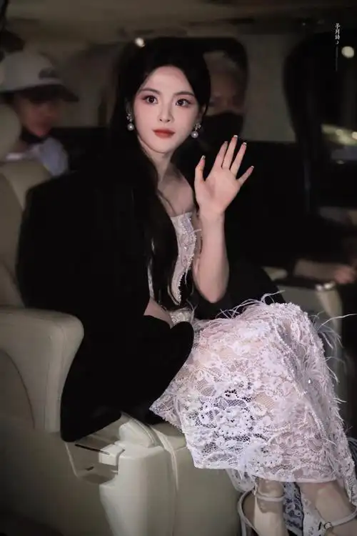 杨超越钉珠蕾丝裙##杨超越上海时装周