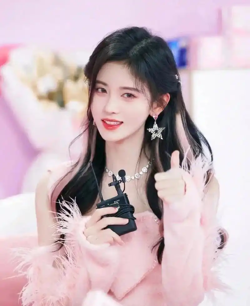 鞠婧祎早年泳衣照曝光,真实脸型引发关注,不愧是美人胚子!