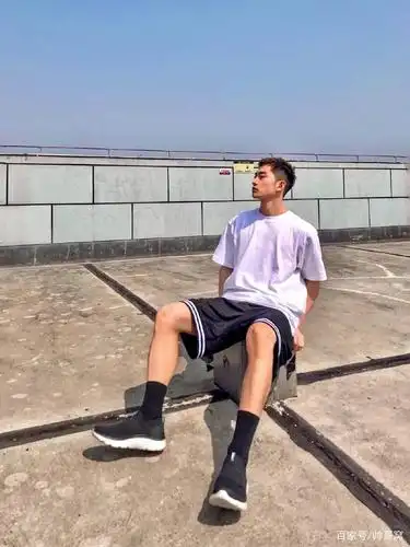 湖北球服小狼狗自拍照火了,男生就该这样穿搭!