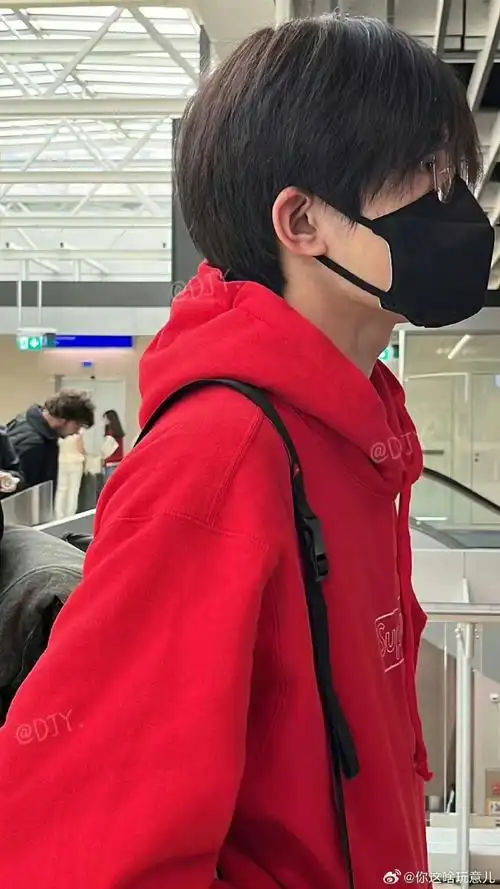 易烊千玺红色卫衣男大风##易烊千玺男大回国##易烊千玺回国