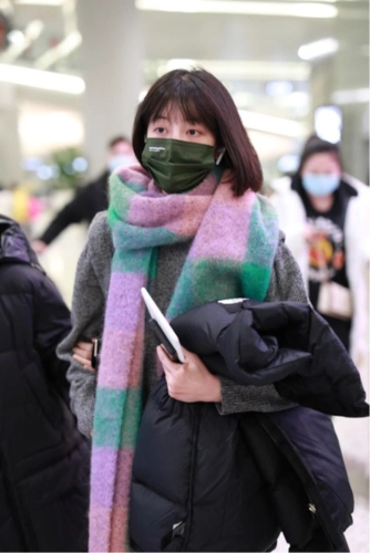 李溪芮一身棉服走机场,纯黑搭配虽然低调,但仍有时尚感