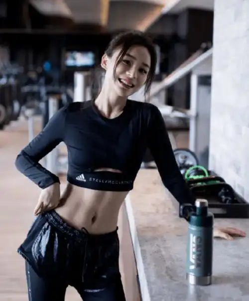 又晒腹肌,袁姗姗的马甲线是"雕刻"出来的吧