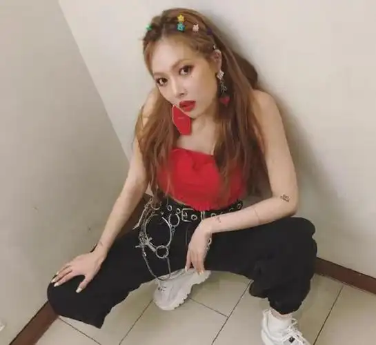 金泫雅上一次蝴蝶结松开,这次吊带断,服装师要好好反省一下了_网易