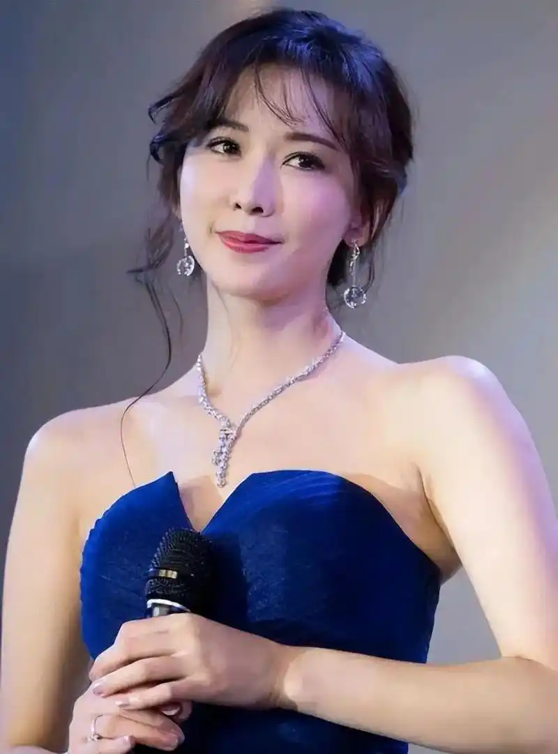 林志玲幻灭史:婚姻选择与人生反思 林志玲,身世出色的模特,外貌出众