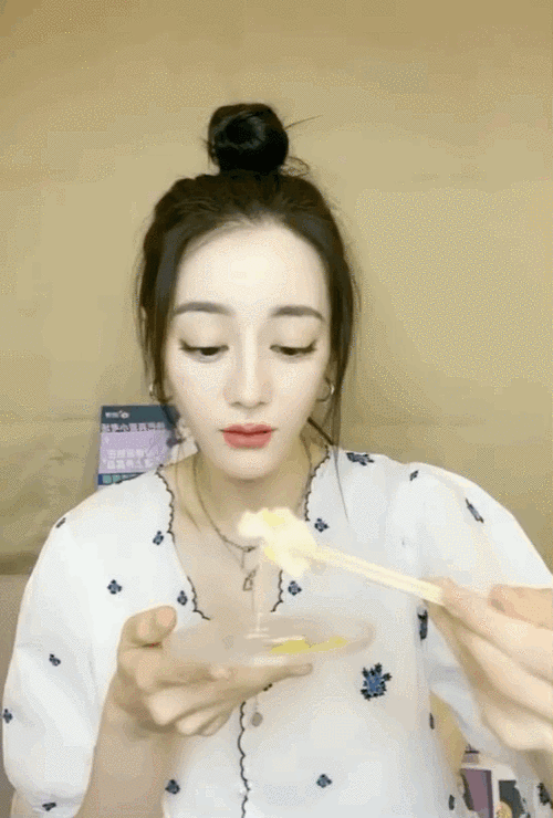 迪丽热巴真的是在认真吃饭合格干饭人