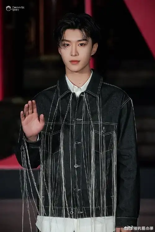 范丞丞的五官太立体了吧,鼻子那么挺!两撮湿发搭在额前