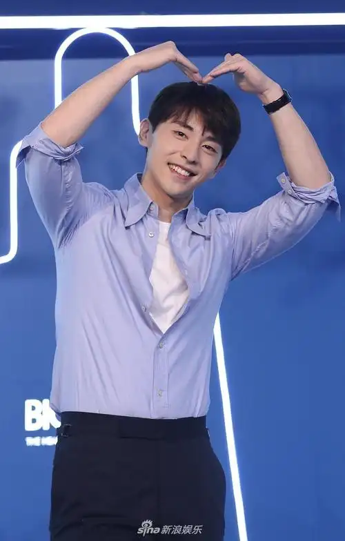 邓伦穿衬衫搭长裤似帅气学长 比心卖萌微笑满满治愈力