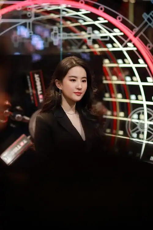 刘亦菲初雪西装杀