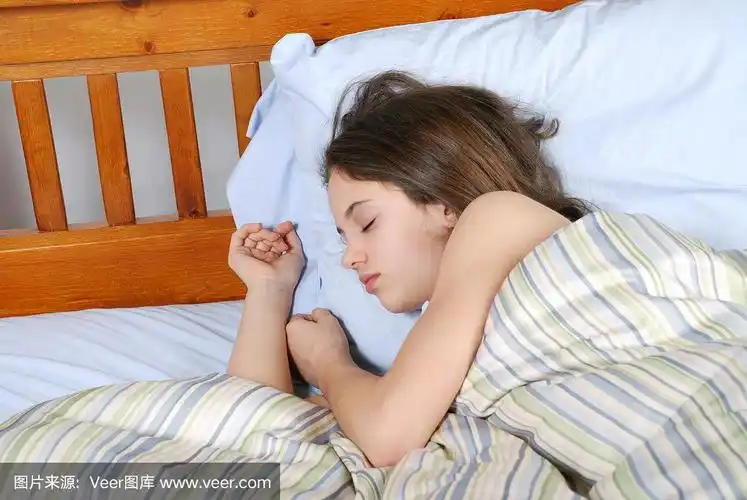 年轻女子侧身睡在床上