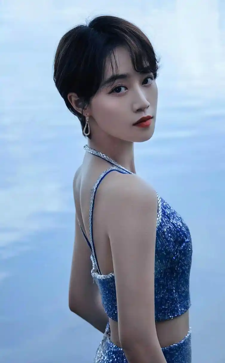 蓝盈莹 高清手机壁纸来喽 她的微笑特别亲切动人,让人感到温暖和舒适.