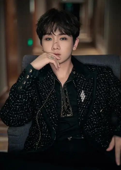 简介:汪苏泷黑色西装帅气写真图片.