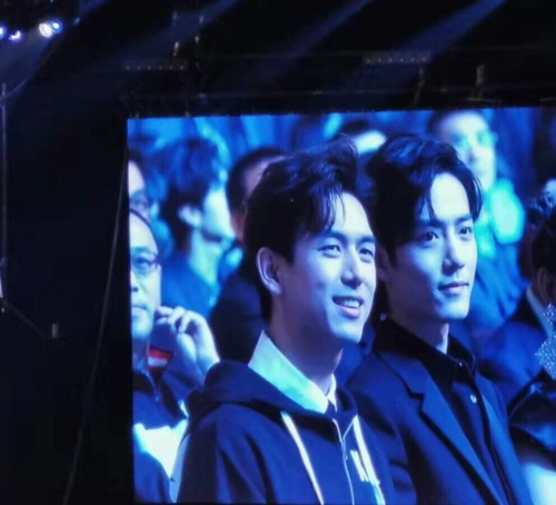 肖战李现两大男神同框蔡徐坤搂腰热聊