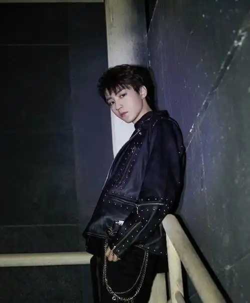 王俊凯皮衣造型霸道总裁范十足,那些年的皮衣中,哪款戳中了你?