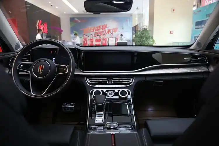 内饰方面,红旗h9采用的同样是比较稳重的设计语言,配备有三幅式多功能