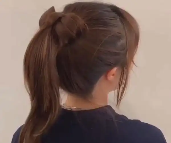 女孩编完一款单马尾发型后,居然神似二次元人物,网友:真的被惊艳到了