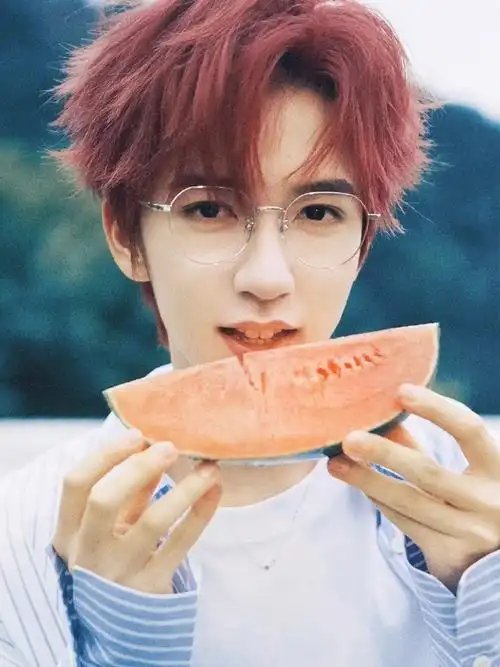 贺峻霖笑起来感觉像是晶亮的玻璃碎光在绿色的湖水上粼粼闪动 好明媚