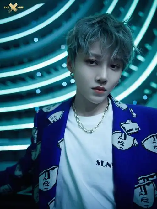 刘雨昕银色短发甜酷写真图片