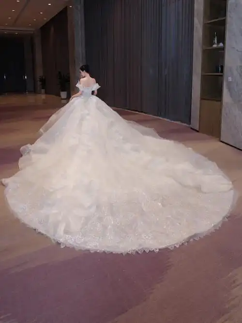 仪式感满满的六米长拖尾婚纱7878