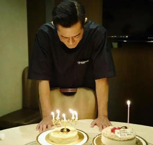 古天乐提前庆51岁生日蛋糕简陋仅有员工陪伴至今未婚无子女