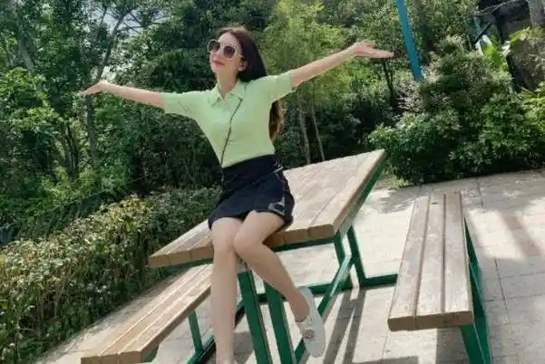 原创郭富城老婆逛公园还要化浓妆方媛穿三分裙拍照珍珠腿优越