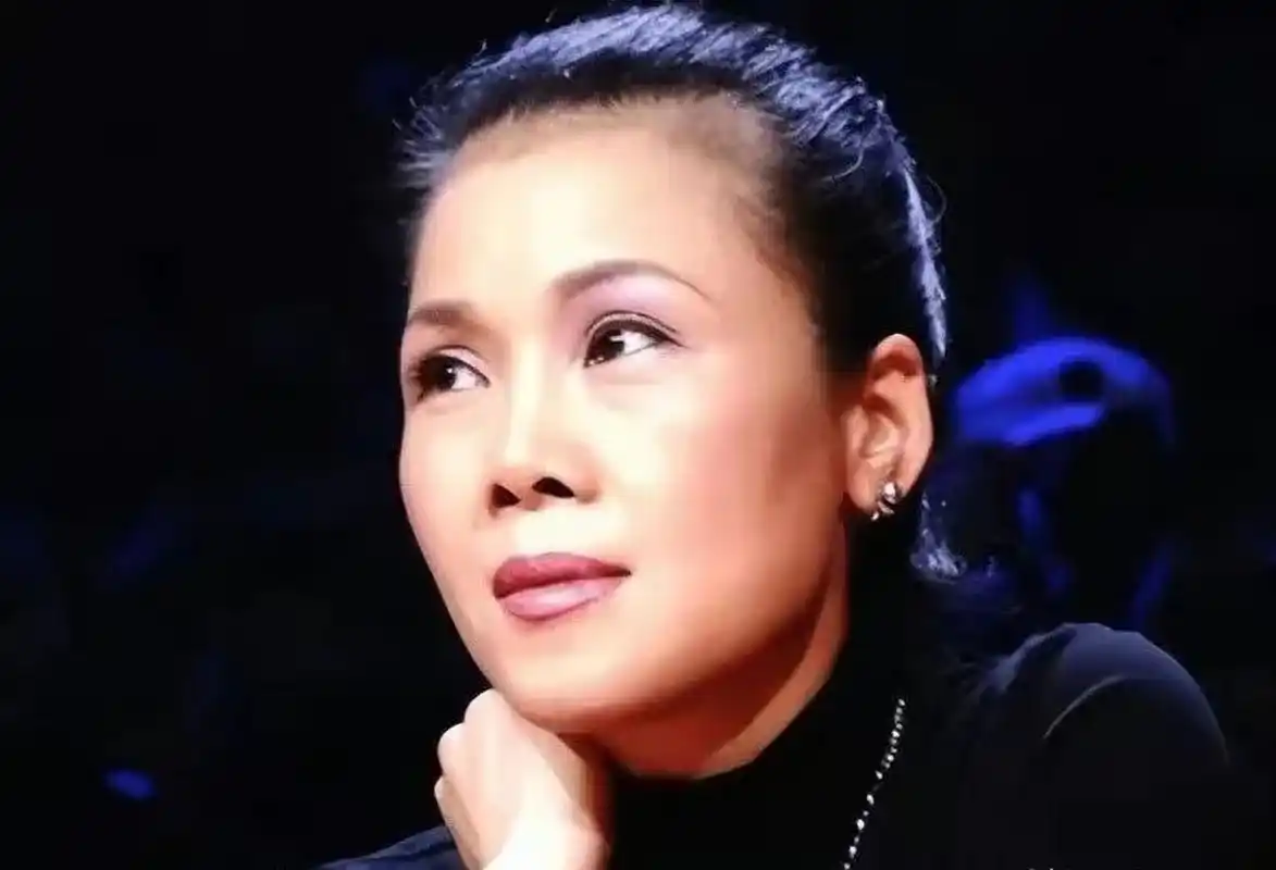 "而那英的好友杨坤有一次接受采访这么说:"田震是谁?