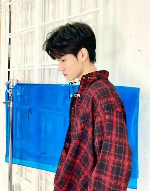 穿张:你开下门 我找到衣服了陈泗旭听了后 开了一小缝让张真源递衣服