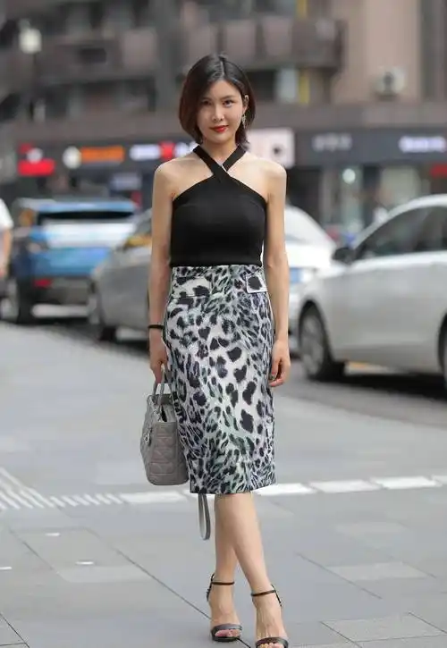 原创兽纹印花一步裙搭配挂脖款上衣时尚时髦精致优雅