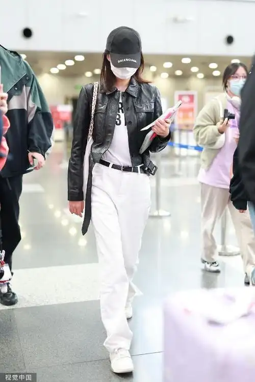 组图孙怡穿搭时尚现身机场黑色皮衣搭配白色休闲裤酷拽随性