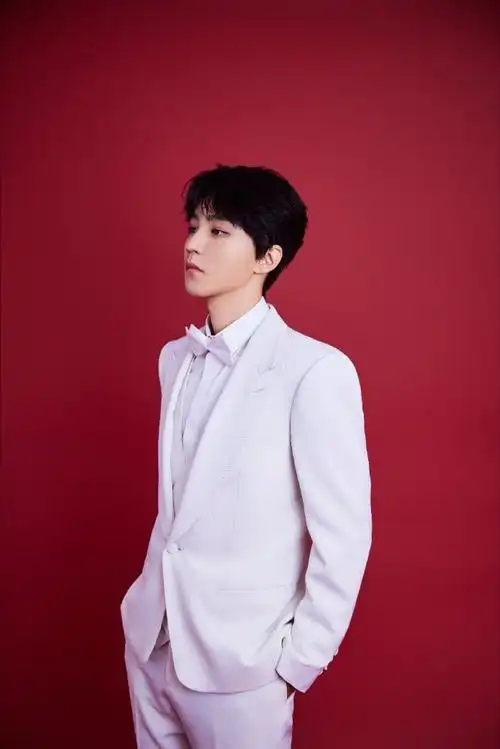 王俊凯白西服套装# 王俊凯百花迎春造型图 帅气的白马王子闪现眼橇怂