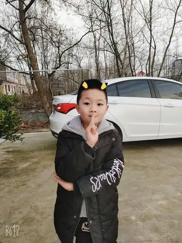 小男生也爱自拍