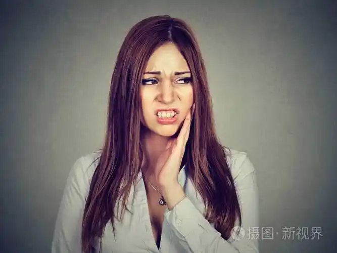女人敏感的牙疼痛苦而哭泣