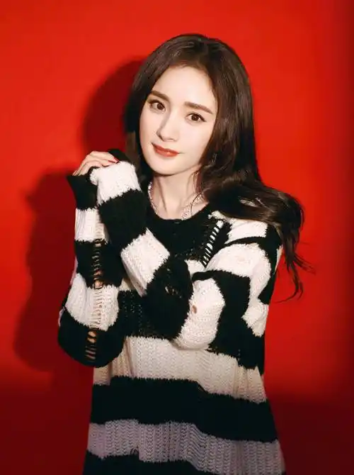 条纹 杨幂撞衫小10岁rosé!「黑白毛衣比美」养眼画面曝光