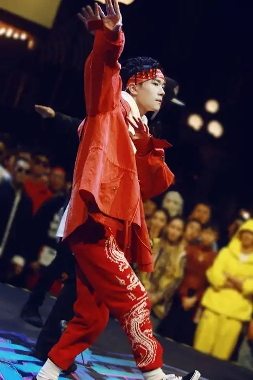 易烊千玺红色装尽显王者范 大秀街舞脏辫造型亮眼