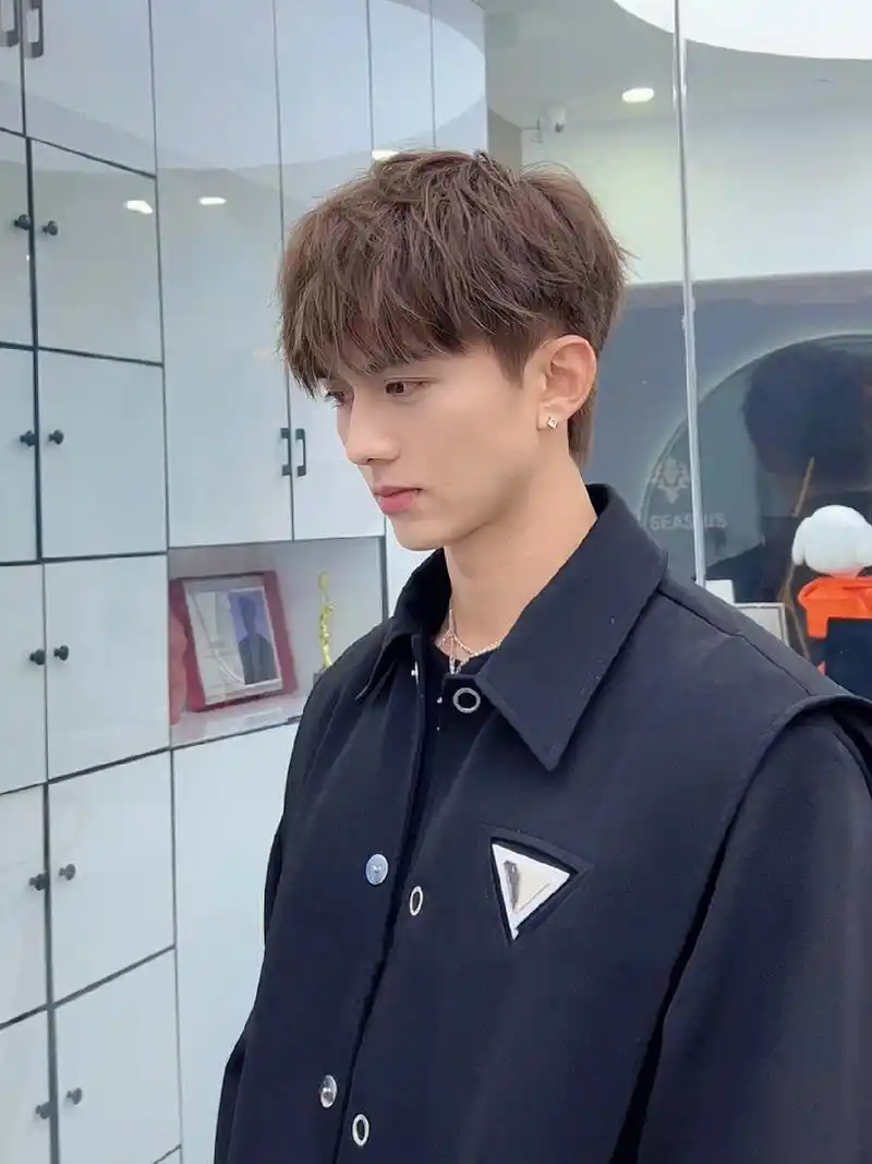 2023年发型流行的趋势9315自然摩根碎盖 男孩子一定要尝试发型