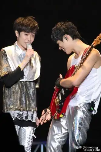 求吴青峰刘家凯合照,要超甜的!