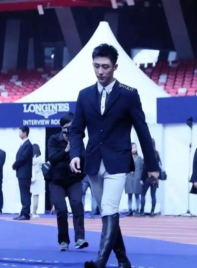 黄景瑜跨年晚会裤子太紧网友瞬间化身叮裆.