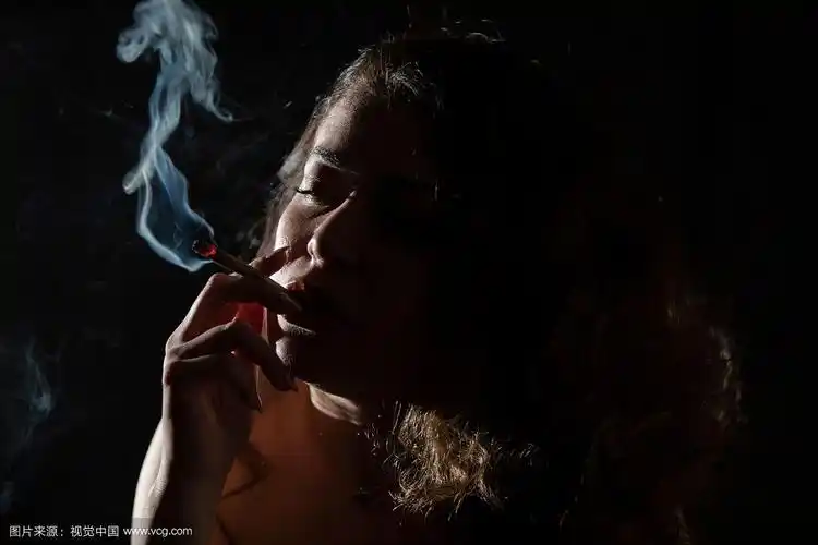在黑暗中抽烟的女人,孤独的女人