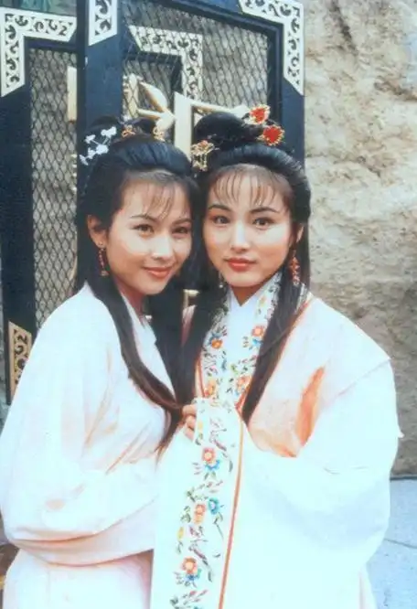 回顾张延嫁给大5岁的香港丈夫婚后生一女今一家三口其乐融融