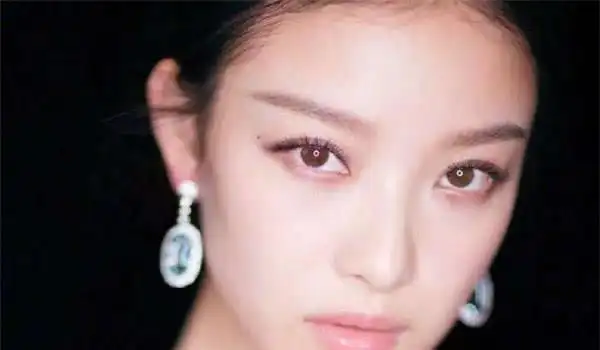 张嘉倪是一个非常优秀的女演员,在她左眼角下方也有一颗泪痣,这颗泪痣