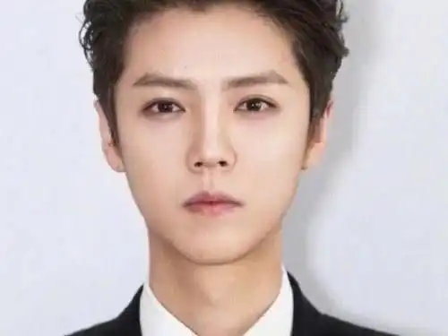 鹿晗的证件照给