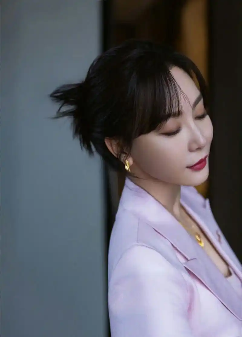 陈数职业装成熟稳重性感