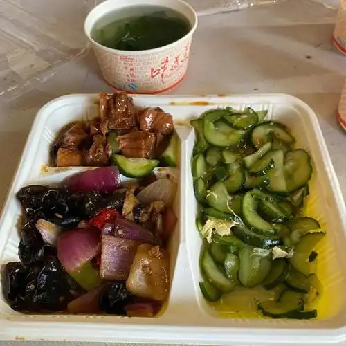 剧组盒饭大赏!群众演员的盒饭标准,让人有点意外