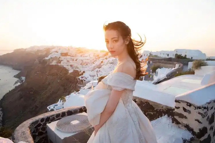 迪丽热巴穿婚纱拍大片 夕阳下香肩半露笑容甜美