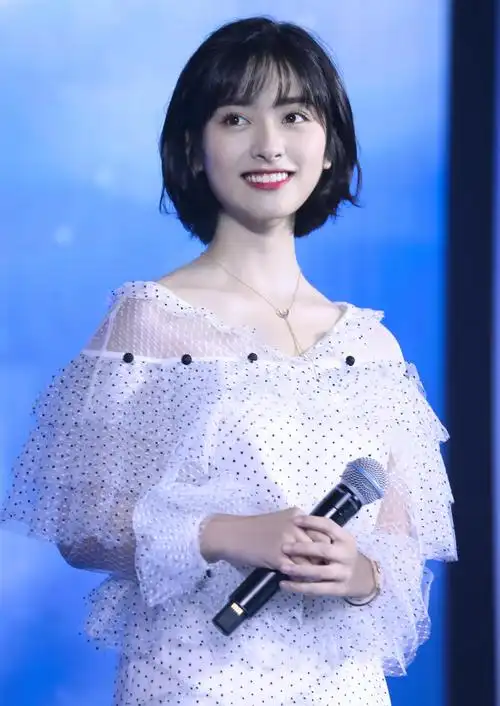 沈月只不过将短发烫卷了,魅力瘦身成功更头发是柔和的亚麻色,在