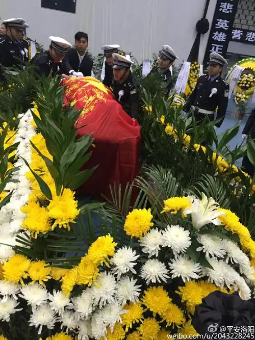 洛阳被袭民警追悼会今日举行各界人士前来送别