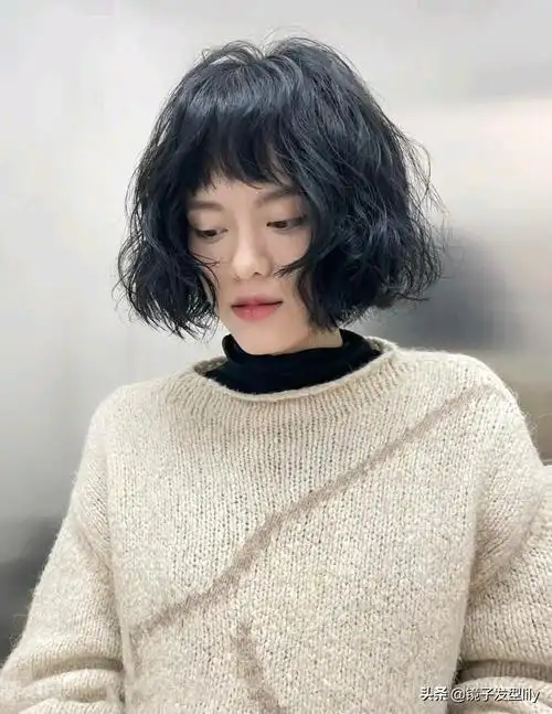 齐下巴的波波头整体烫一烫,蓬松还有型,搭配眉上的微卷刘海,减龄显